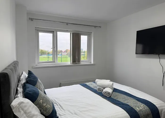 Near Old Trafford Modern 4br House For 7 Guests