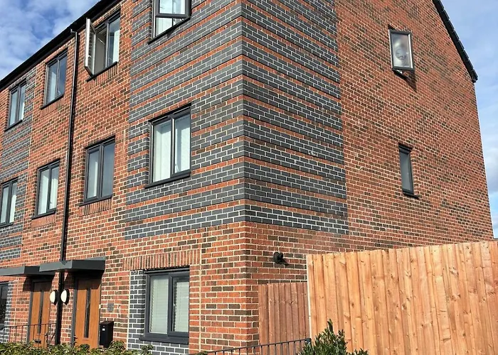 New 4 Bedroom House Sleeps 7, 5mins Etihad, Coop Live, Centre Manchester