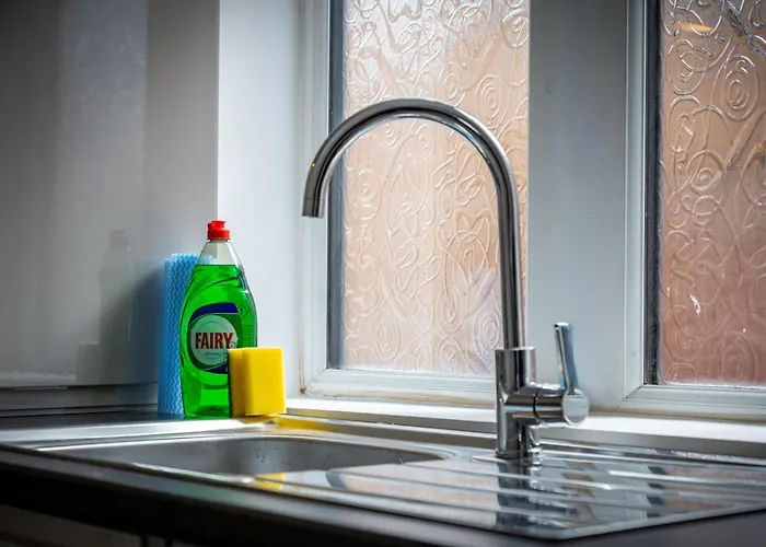 3 Bedroom House 4 Beds Free Parking 2sd