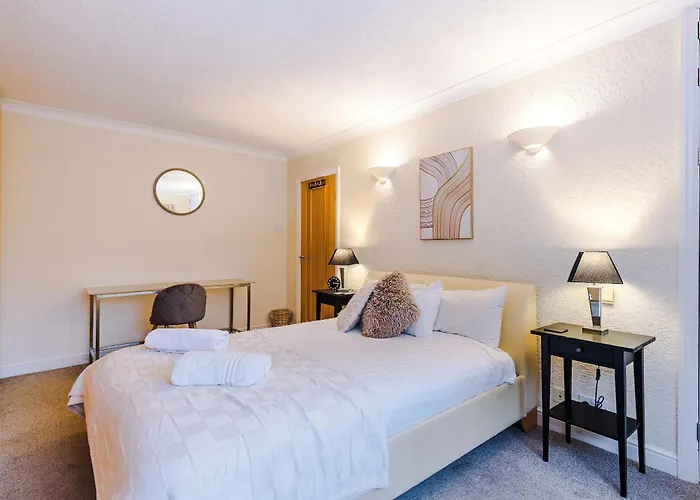 4 Bed House - Sleeps 8 - Free Parking - Manchester * 맨체스터