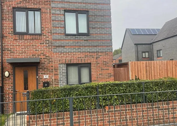 Vakantiehuis New 4 Bedroom House Sleeps 7, 5mins Etihad, Coop Live, Centre Manchester