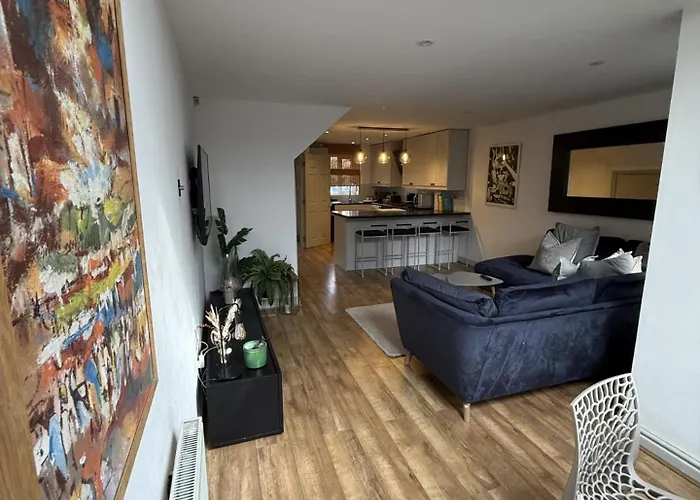 Cosy 4br House, West Didsbury, Bars And Restaurants Close By, Free Parking, Sleeps 8 Mánchester