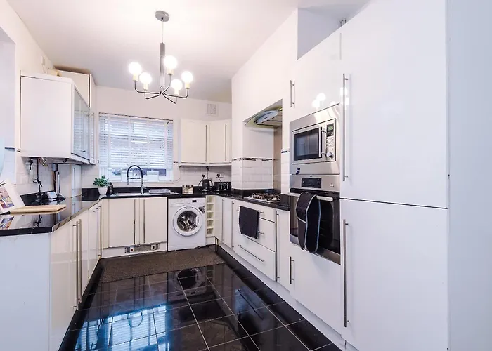 Oldtrafford - Sleeps 6 - Free Parking - Free Wifi * マンチェスター