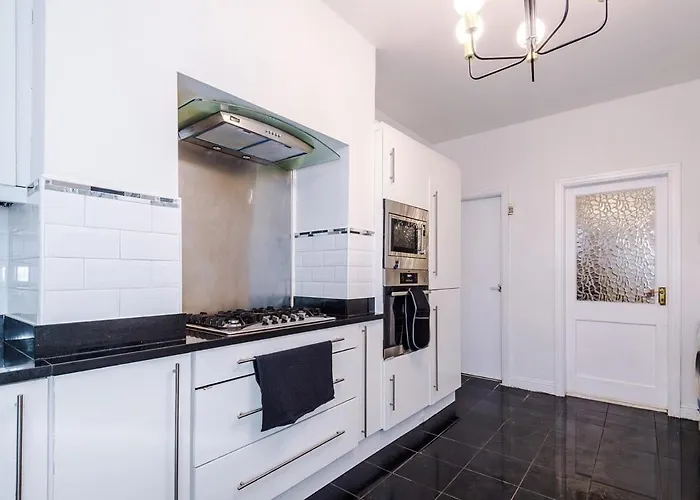 Oldtrafford - Sleeps 6 - Free Parking - Free Wifi *