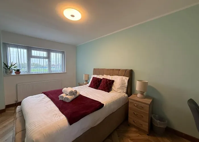 Spacious 4br Near Old Trafford Sleeps 7! *