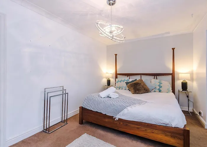 4 Bed House - Sleeps 8 - Free Parking - Manchester *