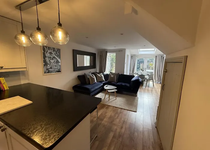 Дом отдыха Cosy 4br House, West Didsbury, Bars And Restaurants Close By, Free Parking, Sleeps 8