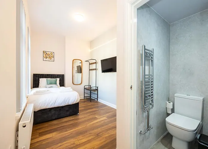 The Groves 4- Close To Mri, Centre & Uni Holiday home