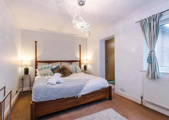 4 Bed House - Sleeps 8 - Free Parking - Manchester 펜션 *