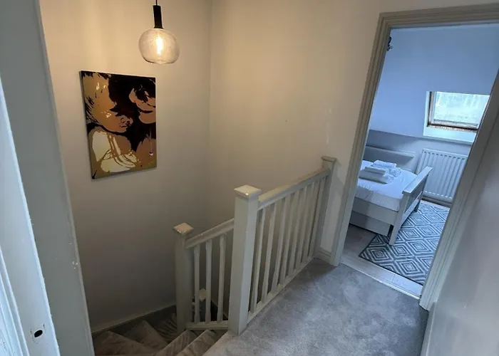 Cosy 4br House, West Didsbury, Bars And Restaurants Close By, Free Parking, Sleeps 8 Манчестер