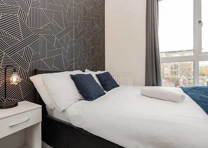 Chic 3bd Abode With Pool Table - Etihad - Coop Live - Free Parking Tatil Evi