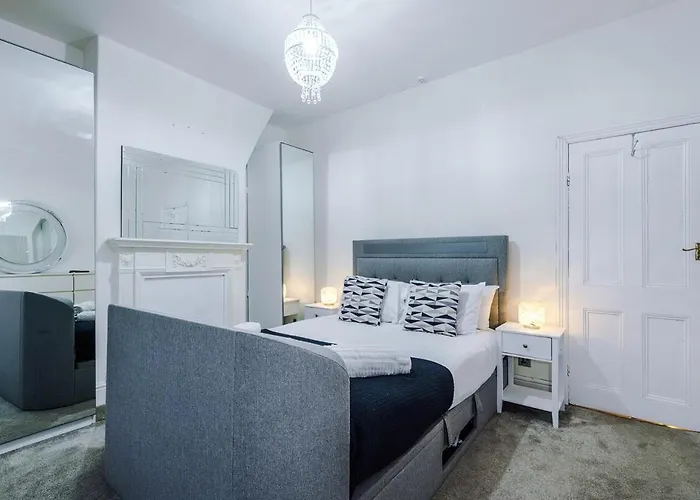 펜션 Oldtrafford - Sleeps 6 - Free Parking - Free Wifi *