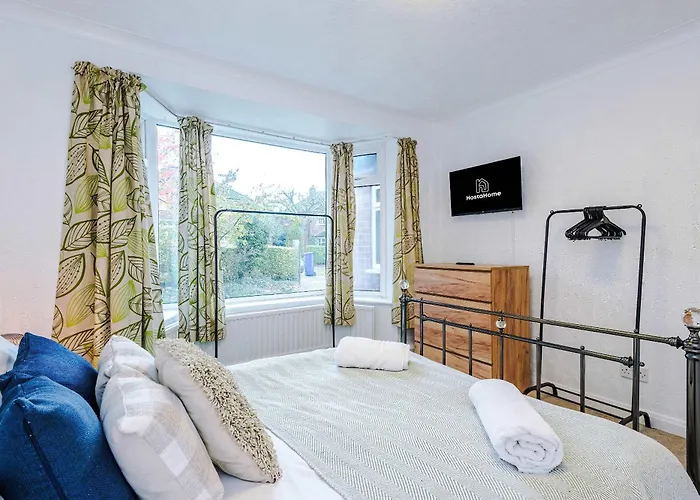 4 Bed House - Sleeps 8 - Free Parking - Manchester