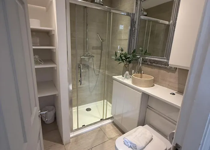 Cosy 4br House, West Didsbury, Bars And Restaurants Close By, Free Parking, Sleeps 8 Manchester