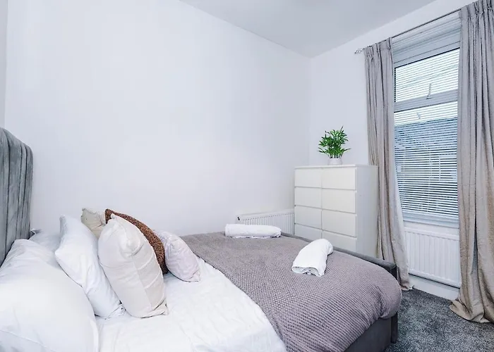 Semesterbostad Oldtrafford - Sleeps 6 - Free Parking - Free Wifi *