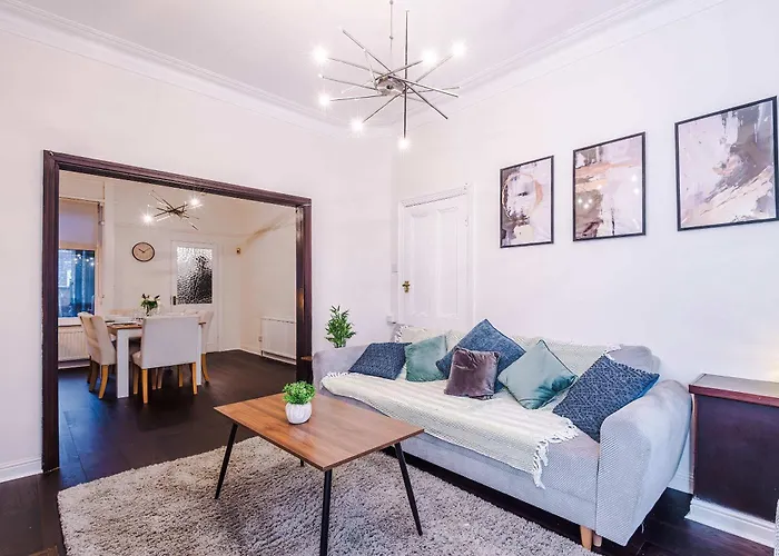 Oldtrafford - Sleeps 6 - Free Parking - Free Wifi *