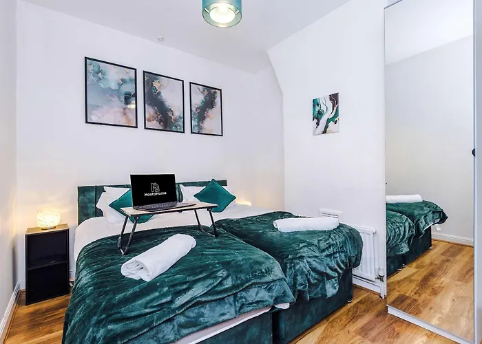 Oldtrafford - Sleeps 6 - Free Parking - Free Wifi * Manchester