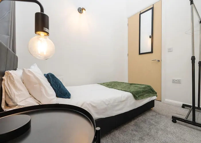 Chic 3bd Abode With Pool Table - Etihad - Coop Live - Free Parking Tatil Evi *