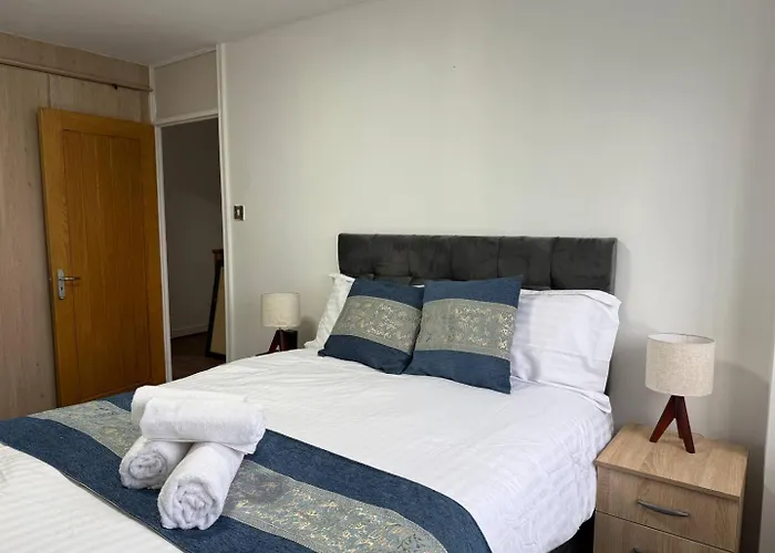 Spacious 4br Near Old Trafford Sleeps 7! Casa de Férias Manchester