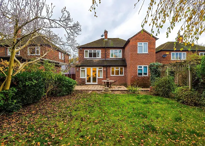 4 Bed House - Sleeps 8 - Free Parking - Manchester 맨체스터