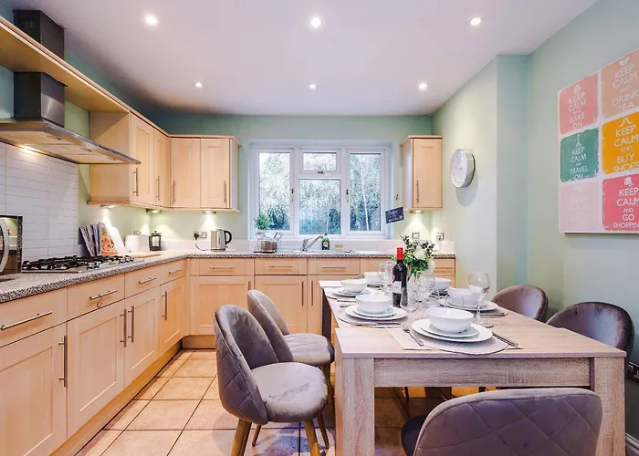 4 Bed House - Sleeps 8 - Free Parking - Manchester 別荘 マンチェスター