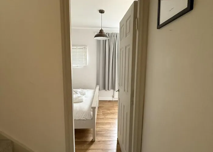 Cosy 4br House, West Didsbury, Bars And Restaurants Close By, Free Parking, Sleeps 8 *