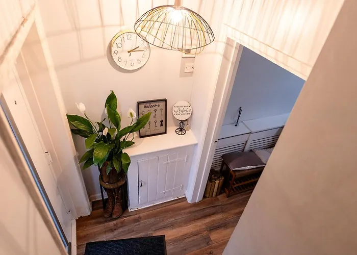 Sleeps 5 - Free Parking - Near Airport &