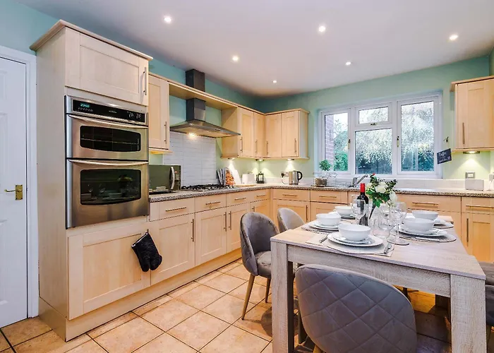 4 Bed House - Sleeps 8 - Free Parking - Manchester 펜션