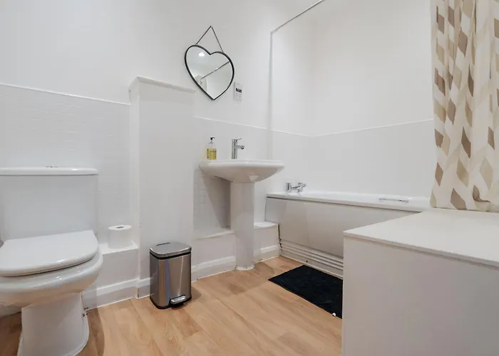 Chic 3bd Abode With Pool Table - Etihad - Coop Live - Free Parking Prázdninový dům Manchester