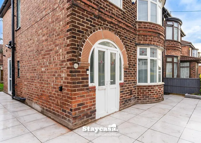 Spacious 4-bed Near Didsbury *
