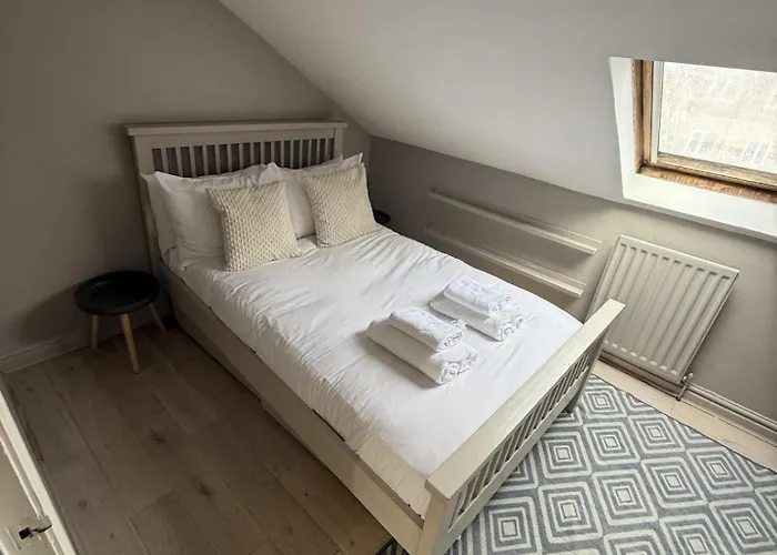 Cosy 4br House, West Didsbury, Bars And Restaurants Close By, Free Parking, Sleeps 8 Mánchester