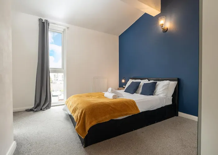 Chic 3bd Abode With Pool Table - Etihad - Coop Live - Free Parking *