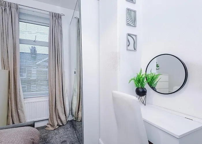 Oldtrafford - Sleeps 6 - Free Parking - Free Wifi * 맨체스터