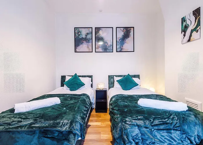 Oldtrafford - Sleeps 6 - Free Parking - Free Wifi