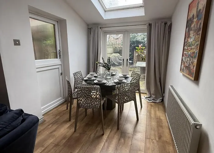 Cosy 4br House, West Didsbury, Bars And Restaurants Close By, Free Parking, Sleeps 8 Сasa de vacaciones Mánchester