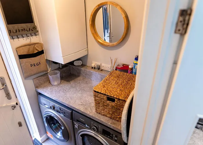 Sleeps 5 - Free Parking - Near Airport &