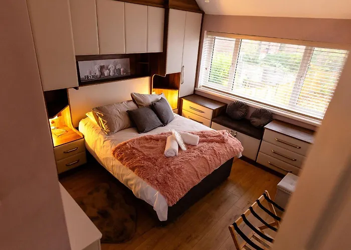 Sleeps 5 - Free Parking - Near Airport & * Manchester