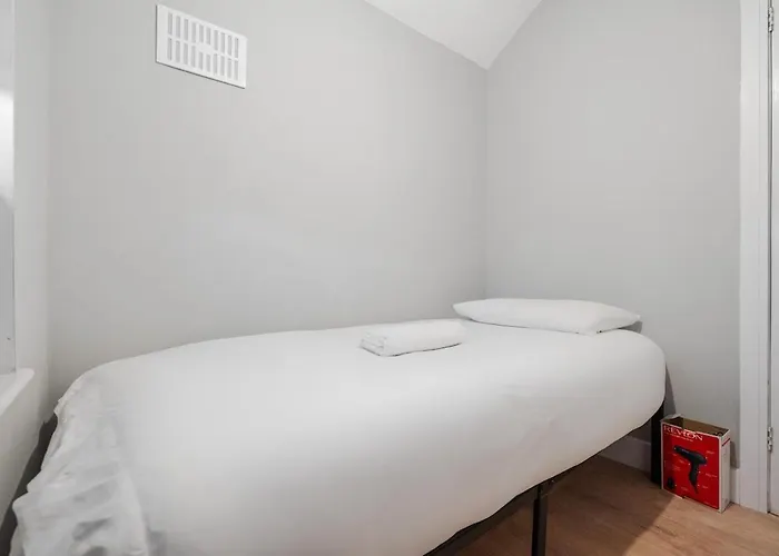 Spacious 3br - Pool Table - Games - Sleeps 9 بيت للعطل *