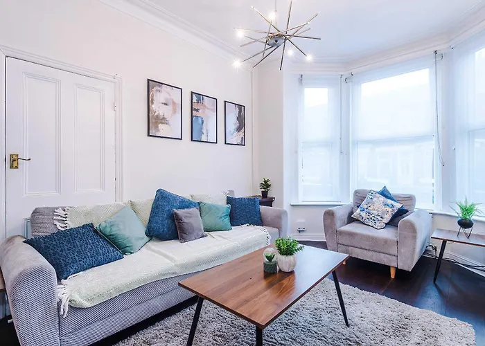 Oldtrafford - Sleeps 6 - Free Parking - Free Wifi 別荘