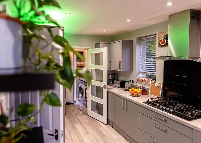 Casa de Férias Sleeps 5 - Free Parking - Near Airport & *