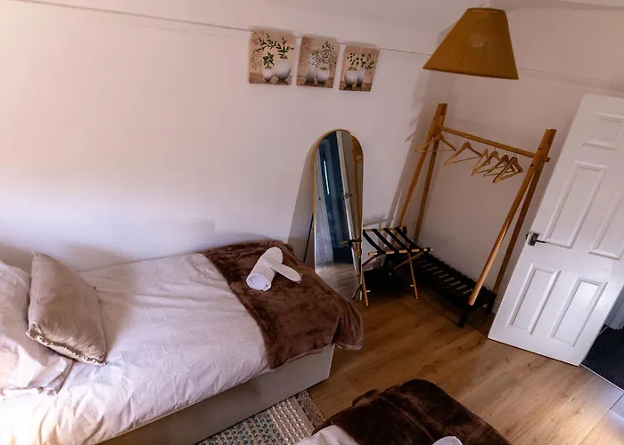 Sleeps 5 - Free Parking - Near Airport & Manchester