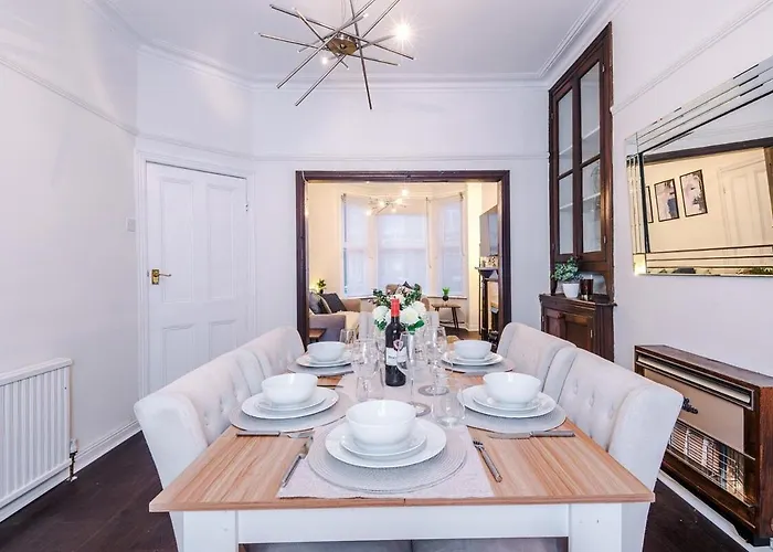 Semesterbostad Oldtrafford - Sleeps 6 - Free Parking - Free Wifi