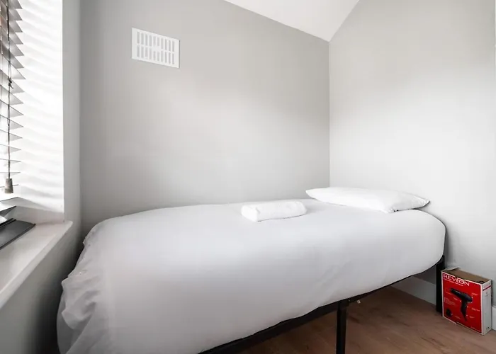 Spacious 3br - Pool Table - Games - Sleeps 9 Manchester