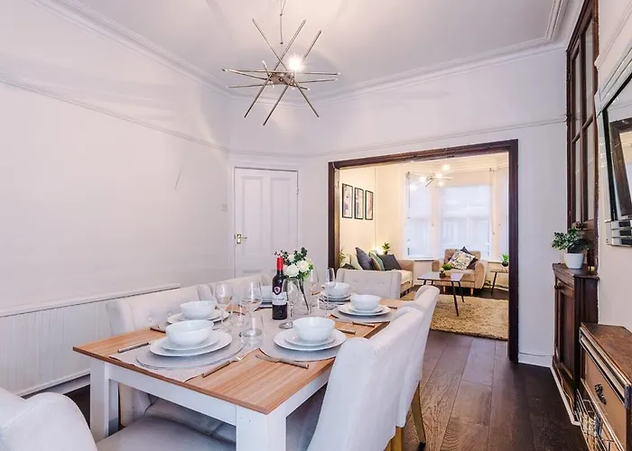 Oldtrafford - Sleeps 6 - Free Parking - Free Wifi * 맨체스터