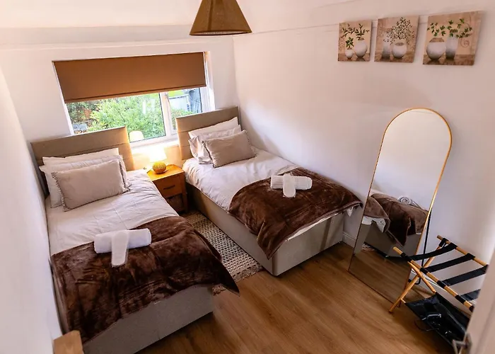 Sleeps 5 - Free Parking - Near Airport & Dom wakacyjny Manchester