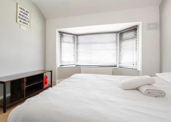 Tatil Evi Spacious 3br - Pool Table - Games - Sleeps 9 Manchester