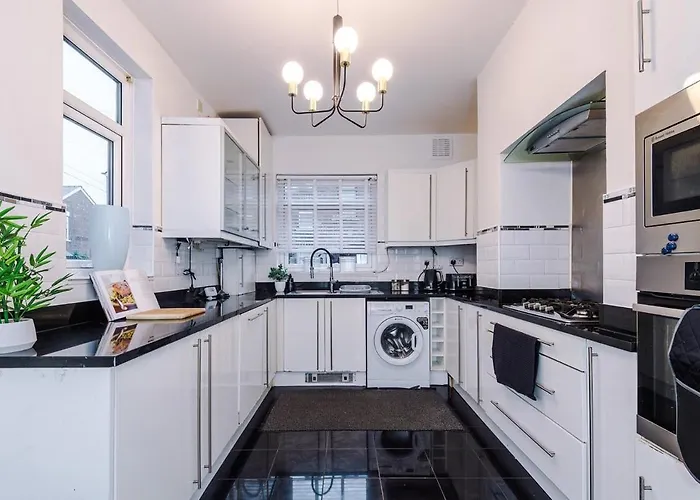 Oldtrafford - Sleeps 6 - Free Parking - Free Wifi Manchester