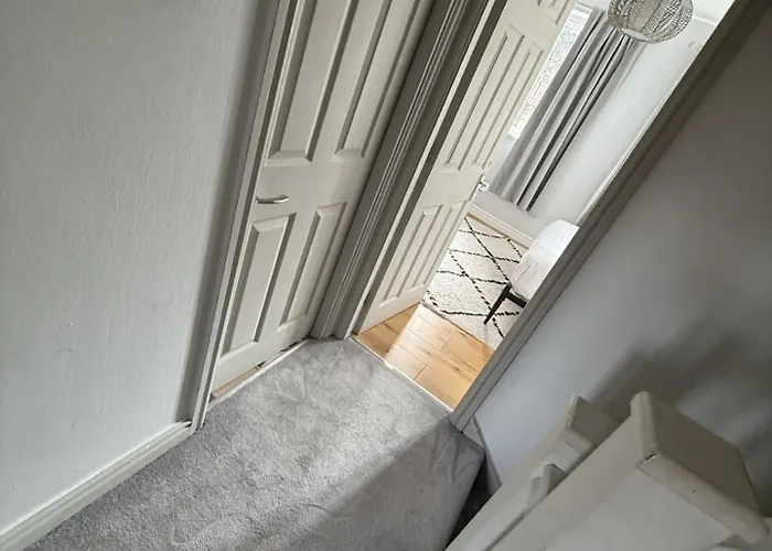 Cosy 4br House, West Didsbury, Bars And Restaurants Close By, Free Parking, Sleeps 8 *