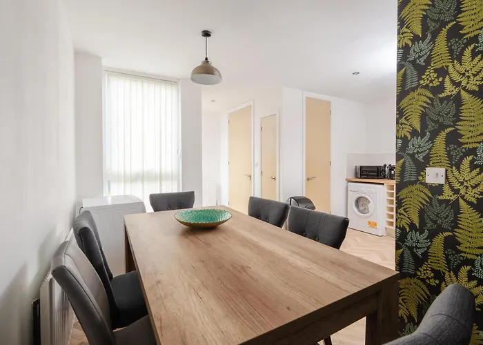 Prázdninový dům Chic 3bd Abode With Pool Table - Etihad - Coop Live - Free Parking *