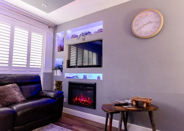 Sleeps 5 - Free Parking - Near Airport & * Manchester